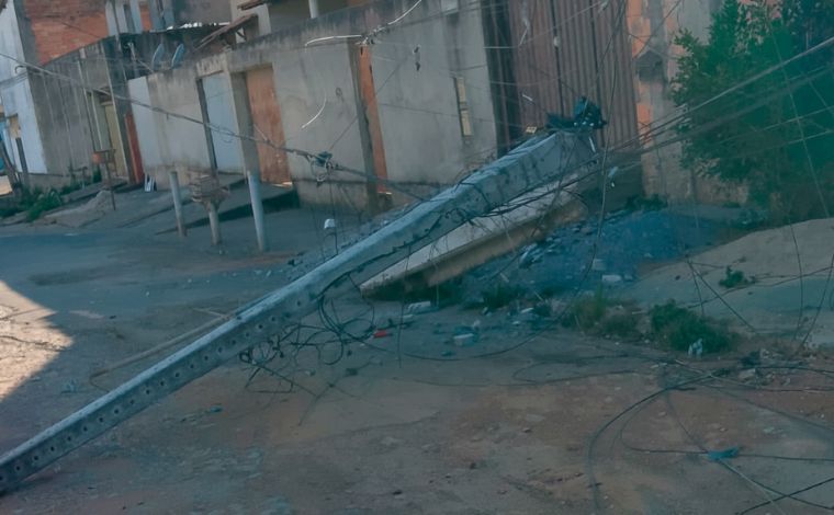 Caminhão atinge rede elétrica, danifica postes e mobiliza equipes no bairro Itapuã em Sete Lagoas