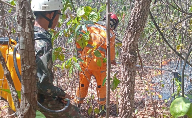 Força-tarefa atua há quatro dias contra incêndio na Serra de Santa Helena em Sete Lagoas