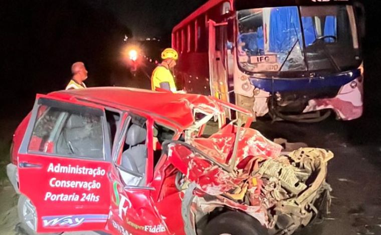 Vídeo: Colisão entre carro e ônibus deixa motorista morto na BR-040 em Sete Lagoas
