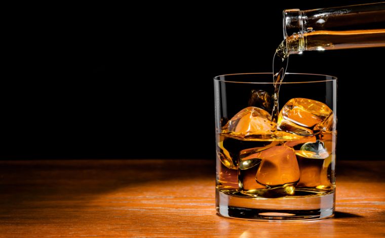 Foto: Getty Images - AtÃ© a manhÃ£ deste sÃ¡bado eram 127 casos de intoxicaÃ§Ã£o por metanol associados ao consumo de bebidas alcoÃ³licas adulteradas no Brasil, sendo 11 confirmados e 116 em investigaÃ§Ã£o
