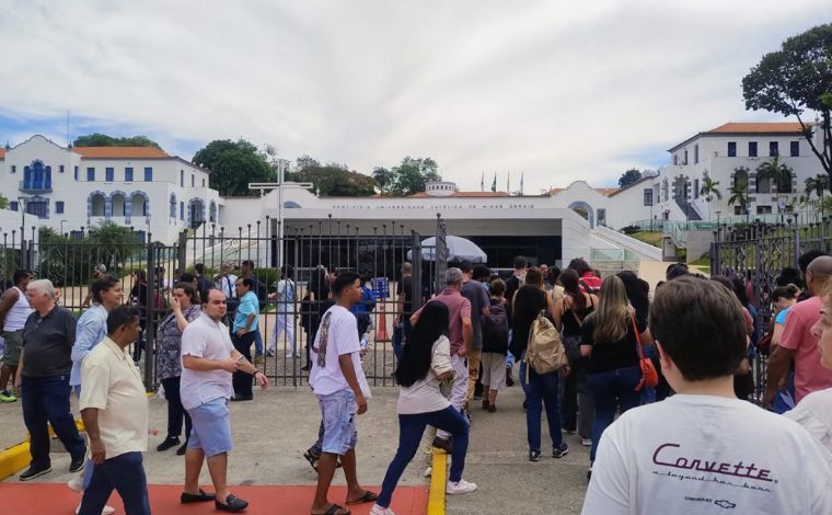 Vídeo: Van com candidatos de Sete Lagoas chega atrasada ao CNU e 10 pessoas perdem prova