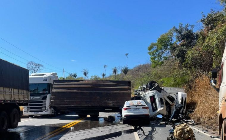 Duas pessoas morrem após colisão envolvendo caminhões e carro na BR-381, Grande BH