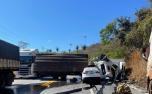 Duas pessoas morrem após colisão envolvendo caminhões e carro na BR-381, Grande BH