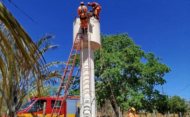 Homem sofre queda em caixa d’água e é resgatado pelos bombeiros em Inhaúma