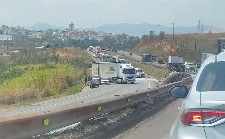 Vídeo: Caminhão e carro capotam na BR-040 e causam congestionamento na Grande BH