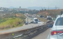 Vídeo: Caminhão e carro capotam na BR-040 e causam congestionamento na Grande BH