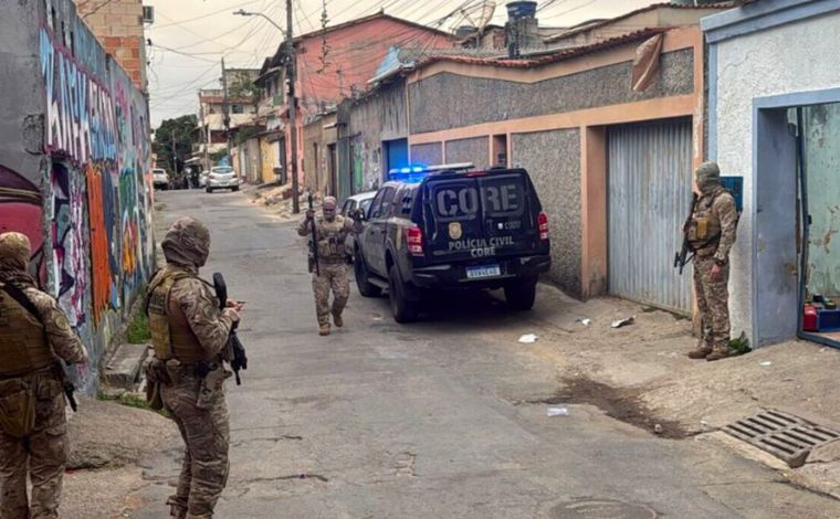 Foto: DivulgaÃ§Ã£o/PMMG - Segundo o delegado Davi Moraes, responsÃ¡vel pela operaÃ§Ã£o, os presos sÃ£o considerados gerentes do trÃ¡fico de drogas e atuavam de forma mais direta na comercializaÃ§Ã£o e preparo das substÃ¢ncias ilÃ­citas