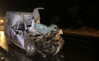 Três pessoas morrem em colisão entre ambulância e caminhão na BR-251 em MG