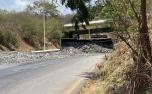 Vídeo: Caminhão tomba na Avenida Castelo Branco e interdita acesso à BR-040 em Sete Lagoas