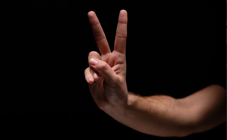 Foto: Getty Images - Ao verificarem o perfil da vÃ­tima nas redes sociais, os agressores visualizaram a foto com o gesto de âdoisâ, interpretado como um sÃ­mbolo ligado ao Comando Vermelho (CV)