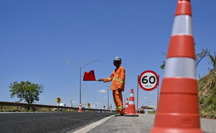  Foto: DivulgaÃ§Ã£o/Via Cristais - AlÃ©m do recapeamento, a Via Cristais mantÃ©m equipes em operaÃ§Ãµes de tapa-buracos e reparos estruturais em diferentes pontos da rodovia, incluindo trechos localizados nos municÃ­pios de CaetanÃ³polis, Paraopeba e Curvelo