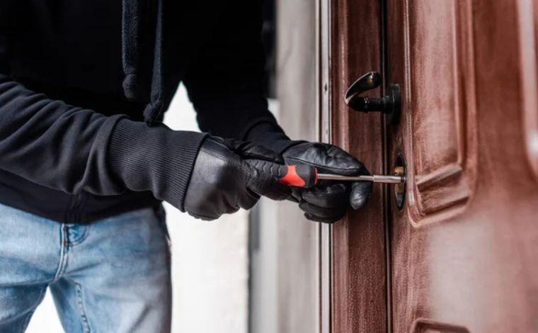Residência é invadida e tem objetos furtados no bairro Santa Felicidade em Sete Lagoas