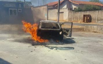 Bombeiros controlam incêndio em veículo próximo a posto de combustível em Funilândia