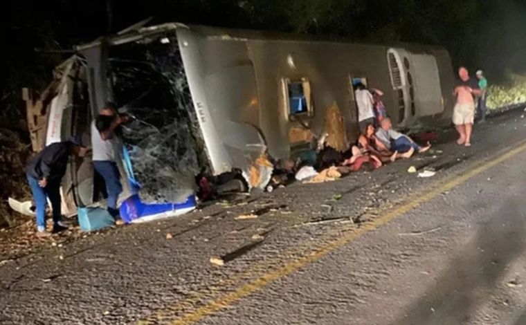 Foto: ReproduÃ§Ã£o - Segundo a PolÃ­cia RodoviÃ¡ria Federal (PRF), o veÃ­culo entrou na contramÃ£o, atingiu rochas Ã s margens da rodovia e, em seguida, colidiu com um barranco de areia e tombou