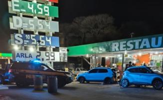 Vídeo: Cinco pessoas ficam feridas após carro invadir estacionamento de restaurante na BR-262