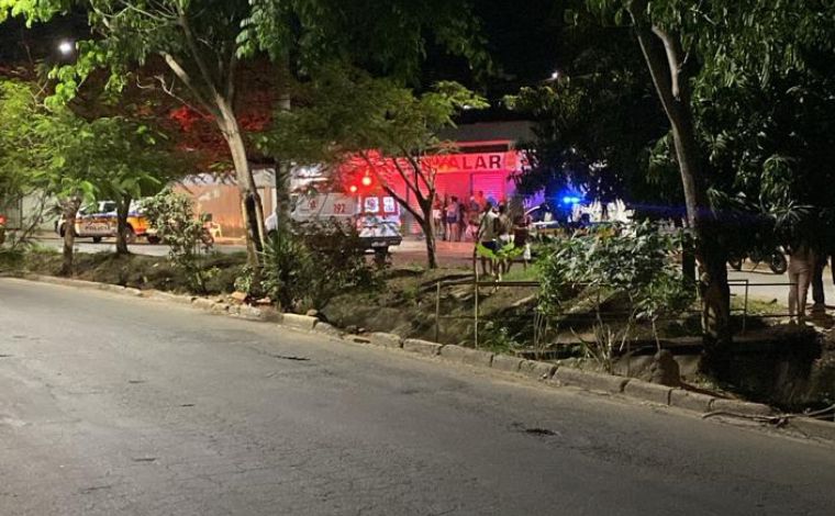 Vídeo: Homem é morto a tiros dentro de bar na Avenida Prefeito Alberto Moura em Sete Lagoas