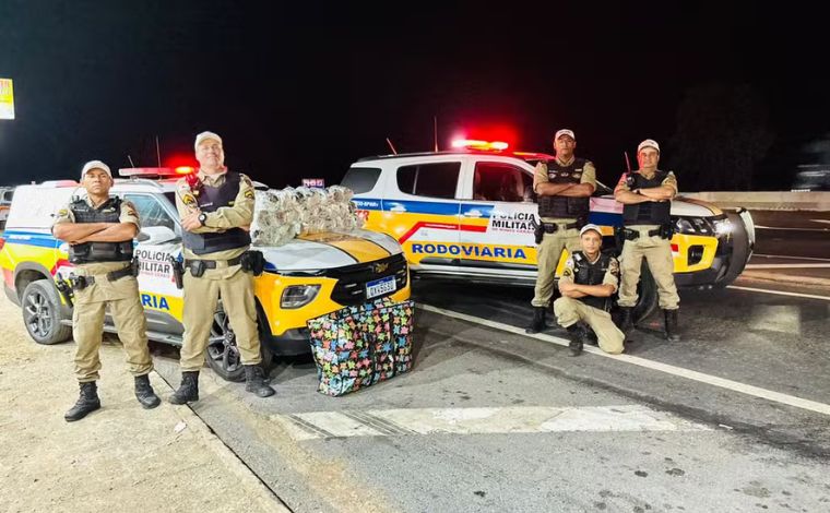 Foto: Divulgação/PMMG - Enquanto realizavam a inspeção, os policiais perceberam um odor intenso de maconha vindo do compartimento de bagagens. Ao verificarem o local, encontraram uma sacola contendo várias barras do entorpecente