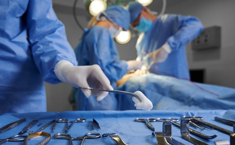 Foto: Getty Images - O primeiro procedimento desde a reativação ocorreu no Hospital das ClÃnicas da Universidade Federal de Minas Gerais (HC-UFMG), em Belo Horizonte, marcando uma nova fase na área de transplantes no estado