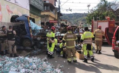 Duas pessoas morrem em acidente com caminhão-tanque e carreta na BR-381 em MG
