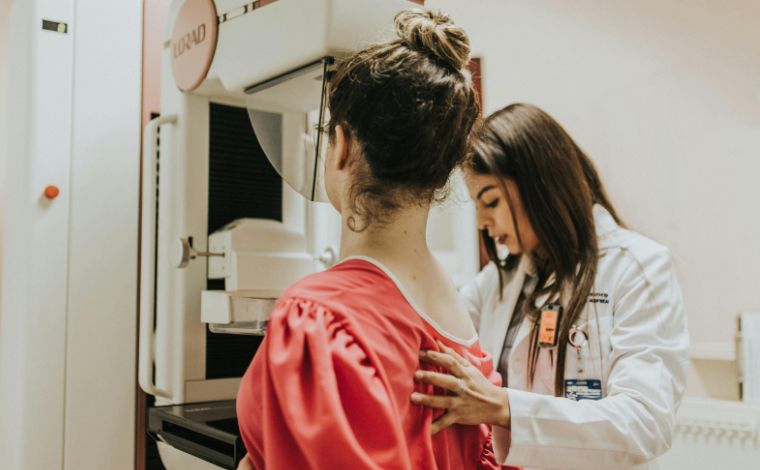 Foto: Pexels - Minas Gerais vai iniciar, a partir de novembro, a oferta de testes genéticos gratuitos para identificar riscos hereditários de câncer de mama e de ovário por meio do Sistema Ãnico de Saúde (SUS)