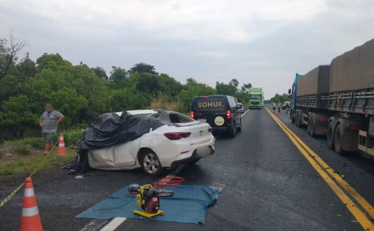 Foto: Reprodução/PontalOnline - A condutora, de 31 anos, viajava com as crianças, de 10 e 4 anos, quando o carro invadiu a faixa contrária e colidiu com uma carreta. O motorista e o passageiro da carreta não tiveram ferimentos
