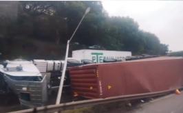 Duas pessoas morrem em acidente com caminhão-tanque e carreta na BR-381 em MG