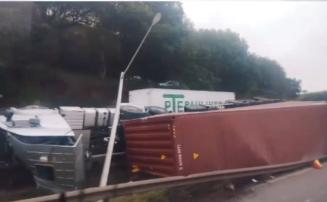 Duas pessoas morrem em acidente com caminhão-tanque e carreta na BR-381 em MG