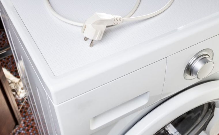 Foto: iStockphoto - A mÃ£e da crianÃ§a relatou aos militares que o filho brincava com um gato no quintal quando correu em direÃ§Ã£o Ã  mÃ¡quina de lavar. Ela afirmou que tentou alcanÃ§Ã¡-lo, mas, ao chegar atÃ© ele, o menino jÃ¡ estava sendo eletrocutado