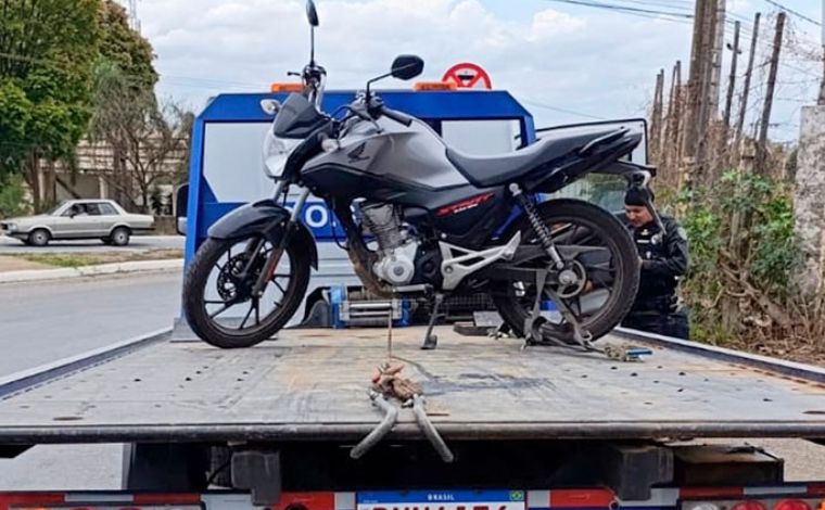Foto: DivulgaÃ§Ã£o/GCM - O homem informou aos guardas que utilizava a motocicleta para realizar transporte de passageiros mediante pagamento, atividade considerada irregular por nÃ£o ter autorizaÃ§Ã£o legal
