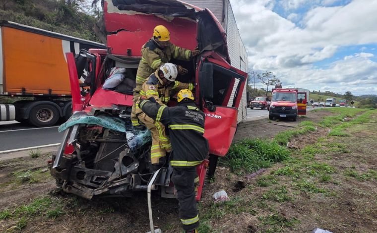 Foto: DivulgaÃ§Ã£o/CBMMG - O motorista de um dos veÃ­culos ficou preso Ã s ferragens e apresentava suspeita de hemorragia interna, com possÃ­vel quadro de choque hipovolÃªmico