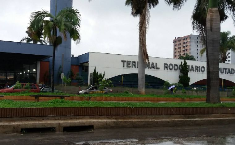 Mulher é presa suspeita de tráfico de drogas no terminal rodoviário de Sete Lagoas