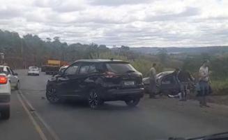 Acidente com três veículos deixa trânsito lento na MG-424 após entrada da Embrapa; veja vídeo