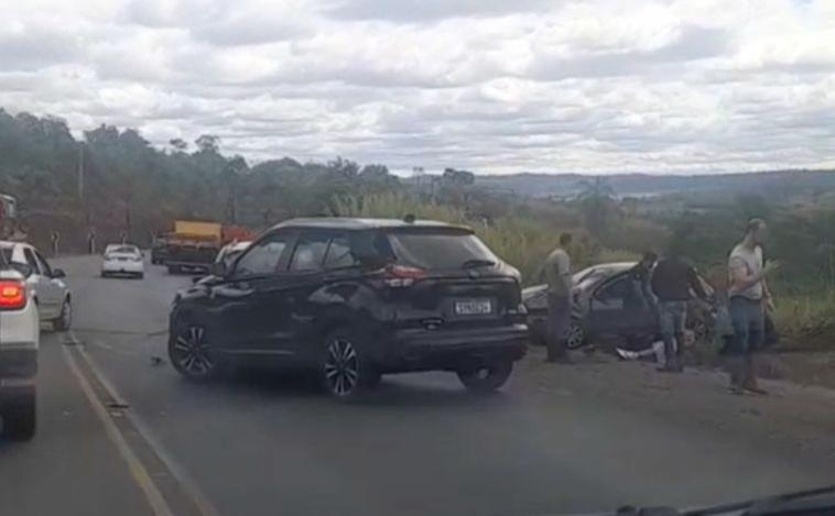 Acidente com três veículos deixa trânsito lento na MG-424 após entrada da Embrapa; veja vídeo