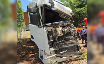 Motorista morre em colisão entre duas carretas na BR-352, em MG