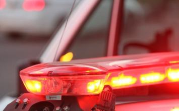 Dupla foge da PM em motocicleta, colide contra lixeiras e acaba detida em Sete Lagoas