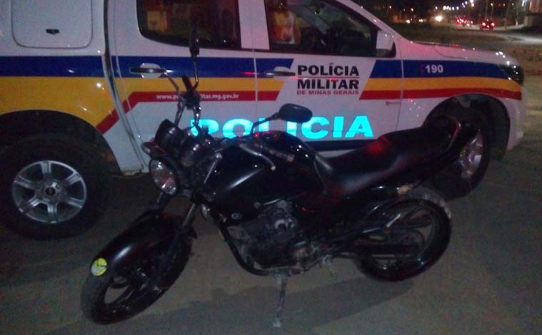 Polícia Militar persegue e prende dupla em moto roubada