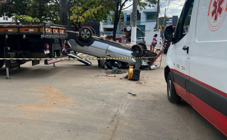 Foto: DivulgaÃ§Ã£o/Redes sociais - De acordo com informaÃ§Ãµes, o motorista passou mal enquanto dirigia, o que fez com que a caminhonete perdesse o controle da direÃ§Ã£o e capotasse na pista