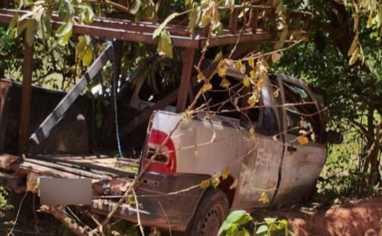 Adolescente de 15 anos morre após bater carro em árvore no interior de Minas 