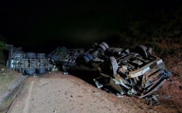 Motorista de caminhão morre após acidente com carro na MGC-0460