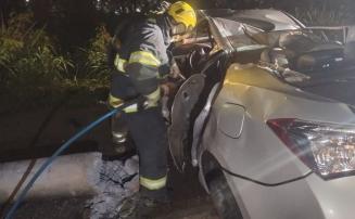 Dois homens morrem após carro bater em poste na Grande BH