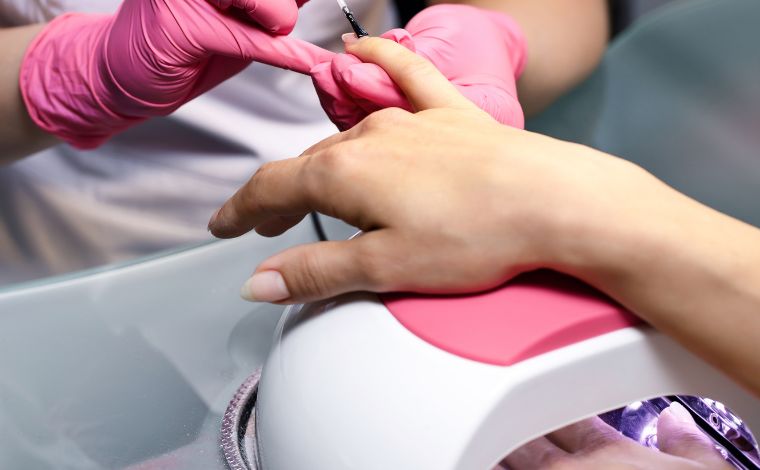 Unhas em gel: o que muda com a proibição de substâncias em esmaltes