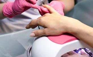 Unhas em gel: o que muda com a proibição de substâncias em esmaltes
