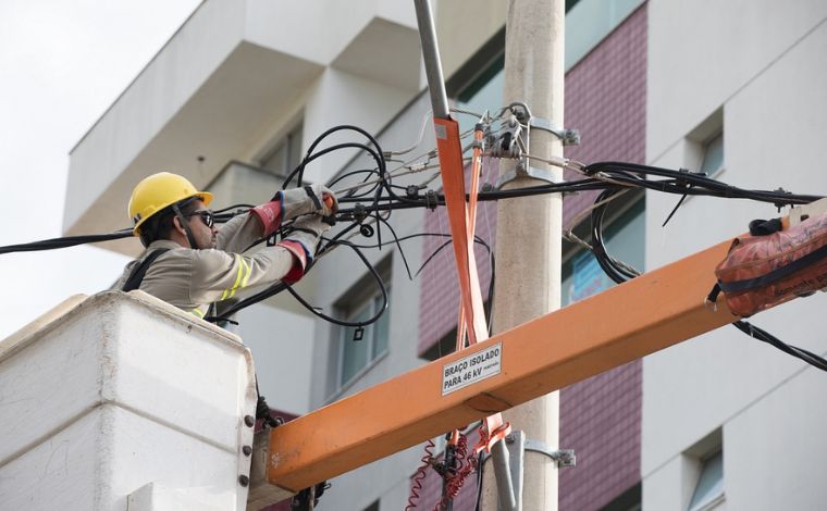 Foto: DivulgaÃ§Ã£o/Cemig - A iniciativa Ã© uma parceria com o Senai e visa capacitar jovens para atuarem no setor elÃ©trico, suprindo uma demanda crescente por profissionais qualificados nessa Ã¡rea