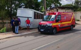 Motorista de ônibus passa mal ao volante e colide com muro em Sete Lagoas