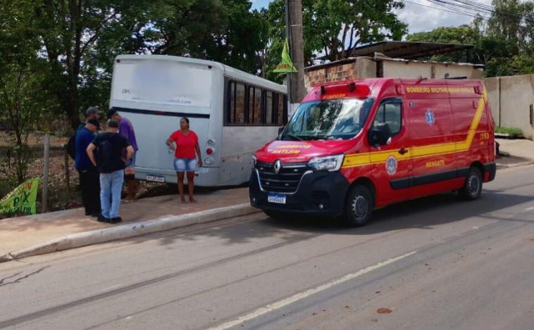 Motorista de ônibus passa mal ao volante e colide com muro em Sete Lagoas