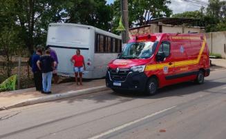 Motorista de ônibus passa mal ao volante e colide com muro em Sete Lagoas