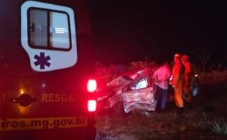 Mulher morre em batida entre carro e caminhão em MG; homem e bebê de 4 meses ficam feridos