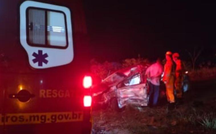 Mulher morre em batida entre carro e caminhão em MG; homem e bebê de 4 meses ficam feridos