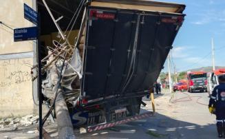 Vídeo: Carreta derruba postes, invade galpão de empresa e deixa feridos na Grande BH
