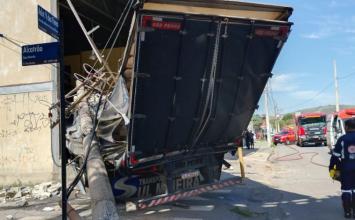 Vídeo: Carreta derruba postes, invade galpão de empresa e deixa feridos na Grande BH